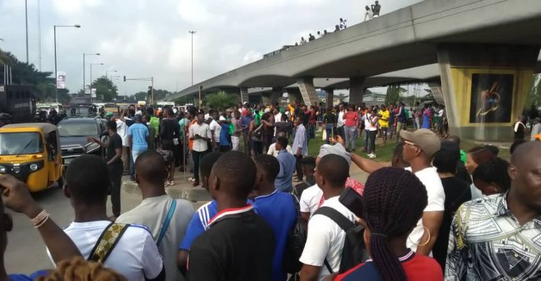 Gunshots As Policemen, Soldiers Chase #RevolutionNow Protesters From Lagos Venue